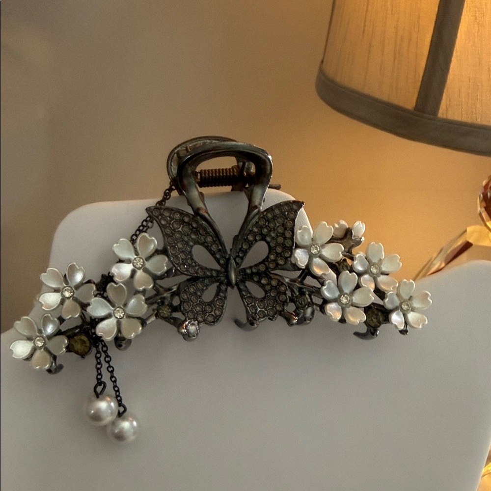 Elegant Butterfly Hair Clip with Pearls